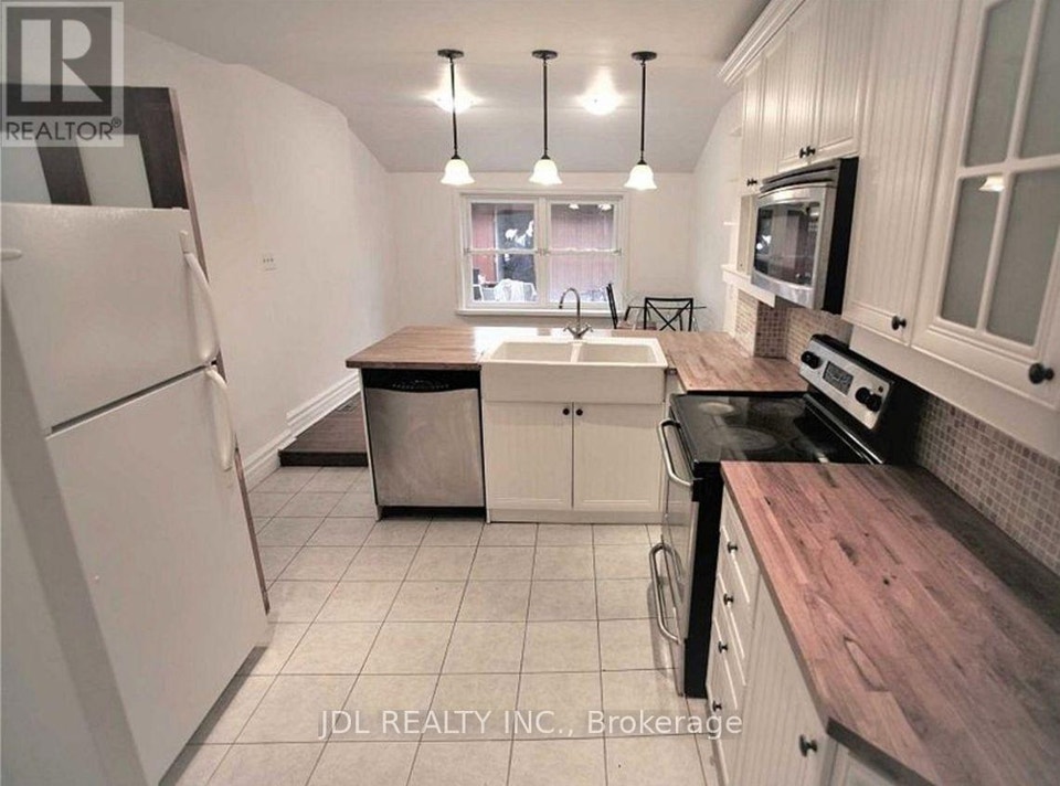 UNIT A MAIN FLOOR - 298 ROBERT ST STREET Toronto (University), O 3