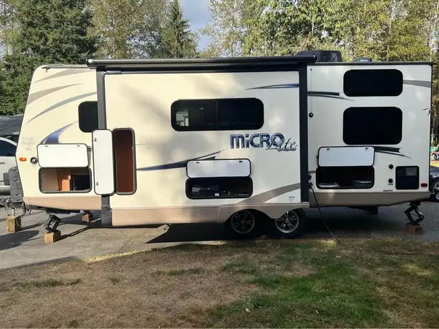 2017 FOREST RIVER FLAGSTAFF MICRO LITE 25BHS-FINANCE AVAILABLE!  in Cargo & Utility Trailers in Winnipeg - Image 12