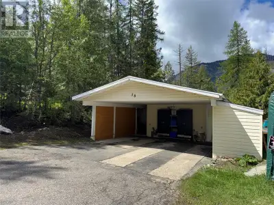 Perched at the very top of Paradise Mountain Mobile Home Park, this 2 bedroom, 2 bathroom 1995 mobil...