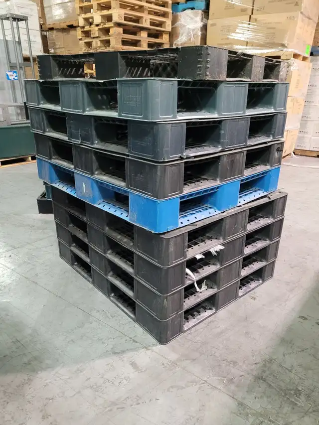 DRY PALLETS stored indoors PLASTIC and WOOD SKIDS pallet skid in Other in Mississauga / Peel Region - Image 3
