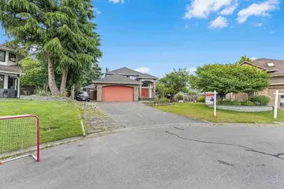 You'll love this amazing 7 bedroom luxury cul-de-sac 3 Level home with 2 Bedrooms Suite, beautifully...
