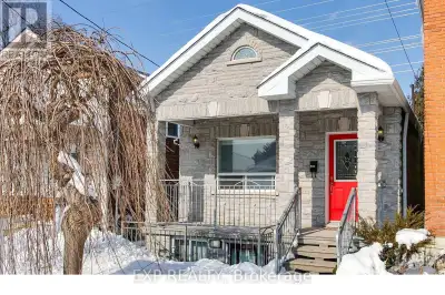 UPPER - 152 EILEEN AVENUE Toronto (Rockcliffe-Smythe), Ontario