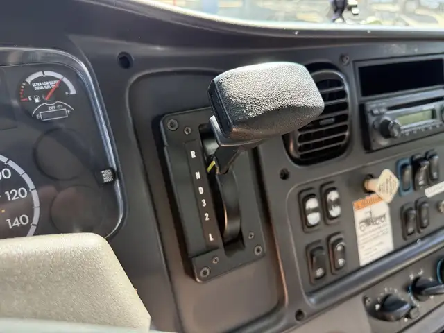 2015 Freightliner M2 106 24 Foot Hydraulic Brake Cube Van with P in Heavy Trucks in City of Toronto - Image 41