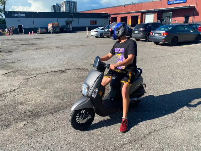 NEW 49CC SCOOTER | STREET LEGAL | VENOM ROMA | MOPED MOTORCYCLE in Scooters & Pocket Bikes in Québec City - Image 18