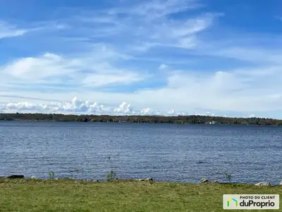Très beau terrain directement sur la rivière des Outaouais, 150 pieds de bord de l'eau. Face au sud,...