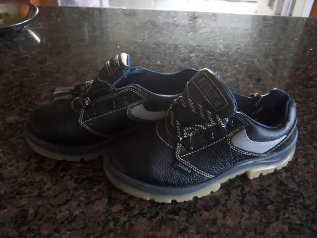 Genuine Leather Lace Breathable Work Safety Shoes  (size 6) in Men's Shoes in Hamilton - Image 4