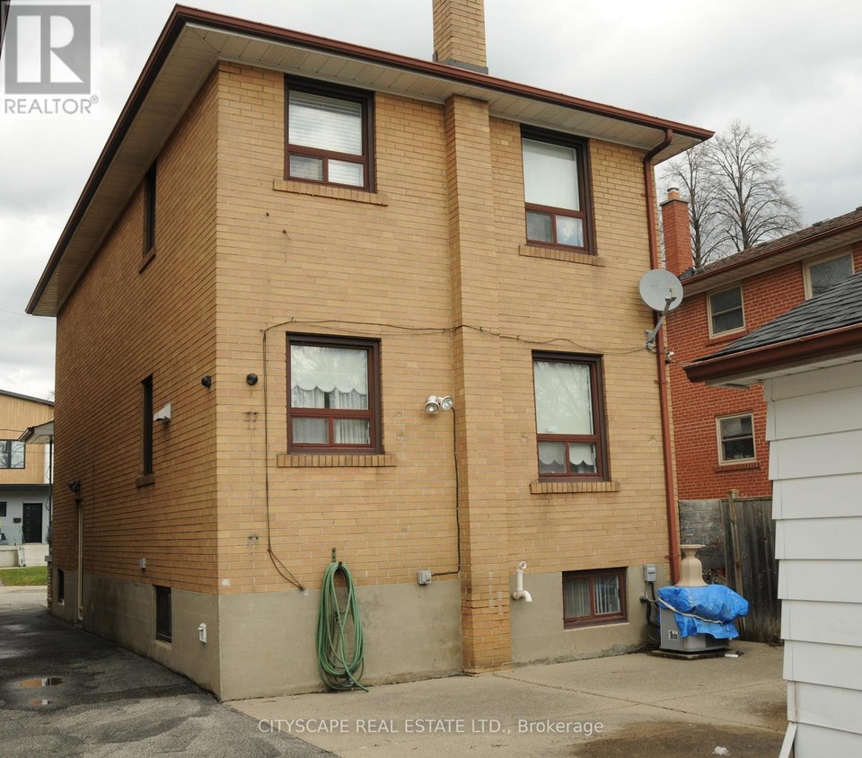 UPPER FLOOR - 49 ALGOMA STREET Toronto (Mimico), Ontario 3