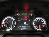 RAM 1500 CLASSIC 2021 EXPRESS NIGHT EDITION V-8 5.7 LITRES HEMI 4X4 CREW-CAB BOITE 5.7 PIEDS TOUT ÉQ... (image 7)