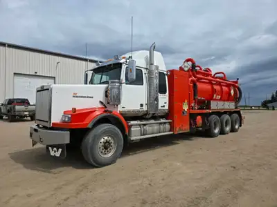 2012 Western Star 4900SB 8x6 Tri Drive Combo Vac Truck Comes with a Detroit DD15 diesel engine, 560...