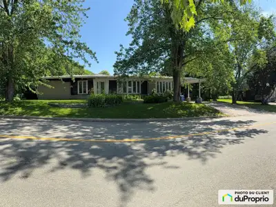 Magnifique terrain aménagé et rectangulaire de 100 pi de façade par 115 pi de profond pour une super...