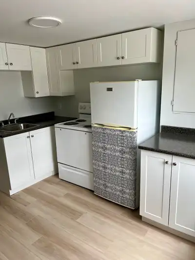 1 bath bachelor apartment walking distance to UNB!