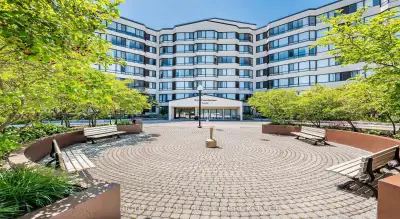 Price: $569,900 / $2,162/mo Welcome to The Lansdowne, located in one of Mississauga's most sought-af...