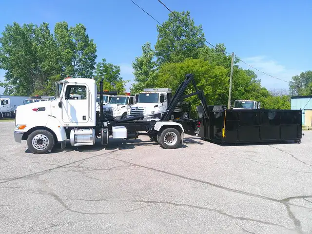 2016 Peterbilt 330 in Heavy Trucks in Hamilton - Image 11