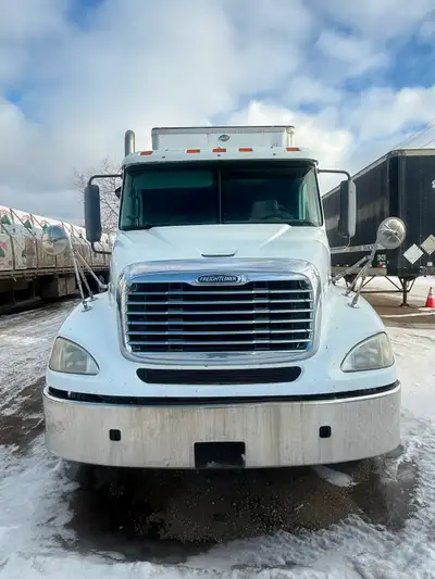 A single axle freightliner with only 518000km Located in Edmonton, AB • 410-500 hp CAT C13 Diesel En...