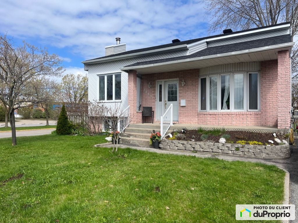 $648,000 - Bungalow for sale in Ste-Catherine — photo 1