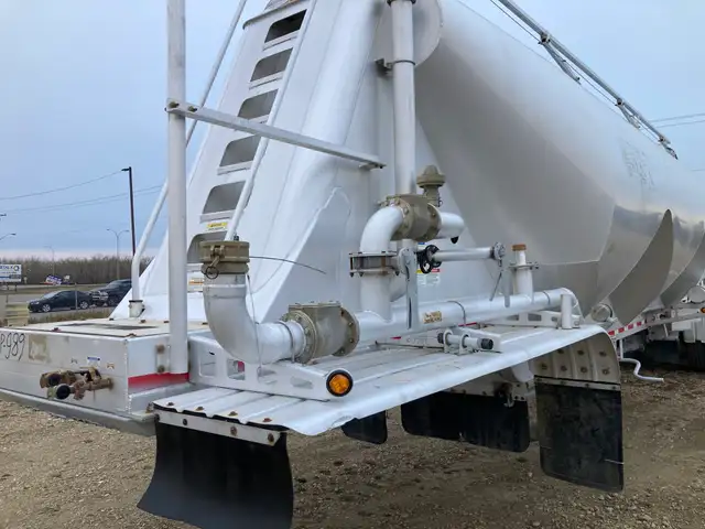 2011 MAC 1480 Cubic Ft Dry Bulk / Pneumatic Tank Trailer in Heavy Equipment in Delta/Surrey/Langley - Image 11