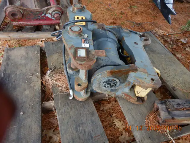 Werk-Brau D-LOCK Hydraulic 180 Degree Tilt Coupler 100-140 CLASS in Heavy Equipment in City of Halifax - Image 12
