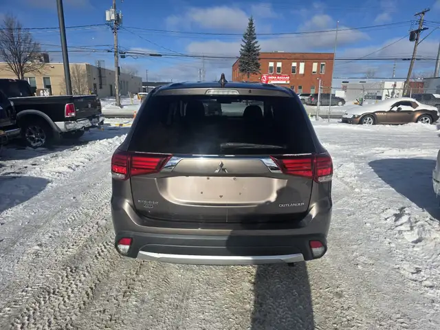 2017 Mitsubishi Outlander ES AWD in Cars & Trucks in Sudbury - Image 4