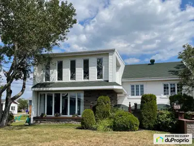 Grande maison à palier située près de la mer, garage deux étages. Grand terrain avec 2 entrées privé...