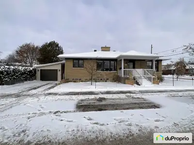 Grande maison avec une aire ouverte lumineuse et chaleureuses. Beaucoup de rénovations depuis 2018....