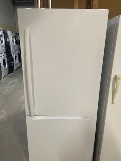 Réfrigérateur blanc 29.5'' congélateur au bas Moffat, View more