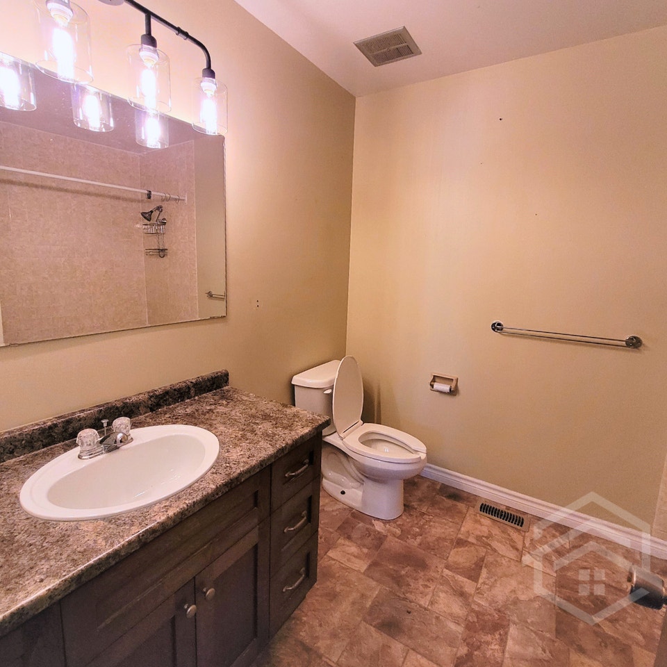 3-Bedroom Home in a Beautiful Neighbourhood! 3