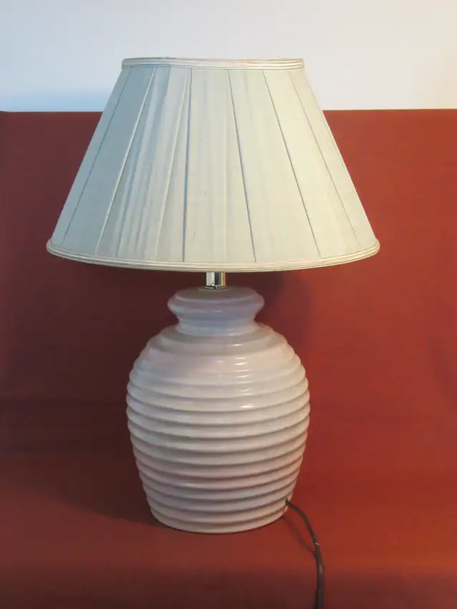 80's Postmodern -Style Ribbed Design Plaster Table Lamp (IKEA?) in Indoor Lighting & Fans in City of Montréal - Image 7