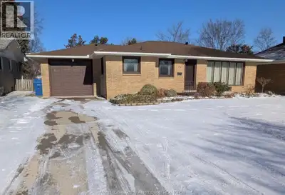 Main Floor Lease Only: Conveniently located on a quiet street in the heart of Leamington, this main-...