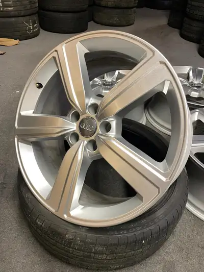 Very clean set of original 20" Audi wheels that came off a 2021 Audi Q5. 20x9 Bolt pattern: 5x112 Of...