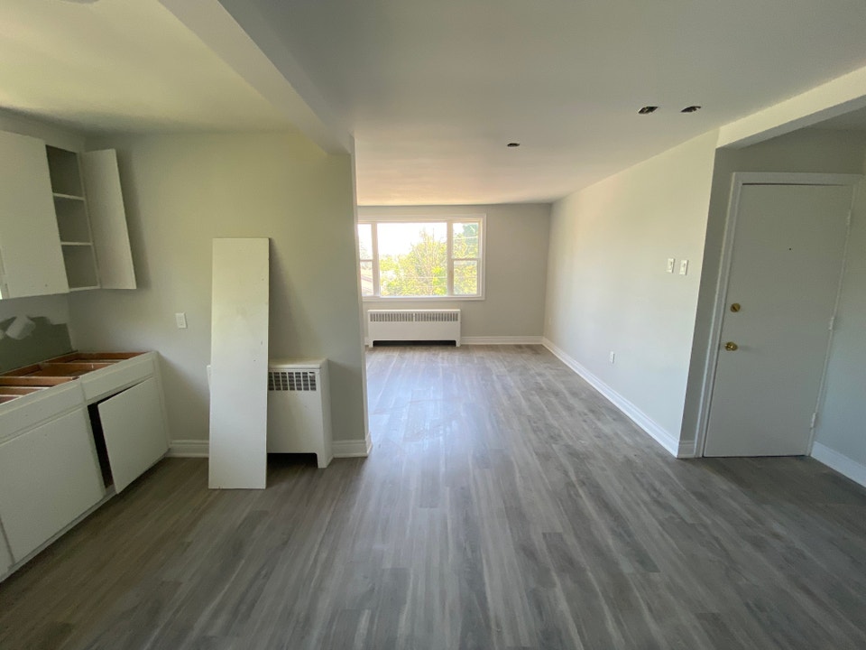 2 Bedroom Apartment Just Steps from the Niagara River! 2