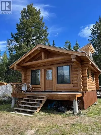 For more information, click the Brochure button below. Sunny view property located on Pineridge Driv...