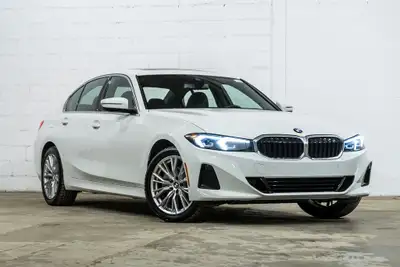 *English below* *Français:* Cette BMW 330i xDrive 2023, affichant seulement 18 146 km, provient d'un...