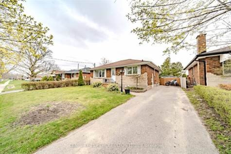 121 Riverside Dr in Houses for Sale in Oshawa / Durham Region - Image 2