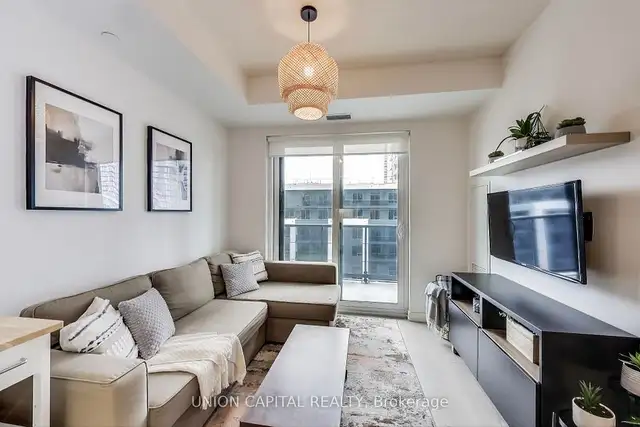 Bright & spacious 1 Bedroom + Den and 2 Bathroom unit ! in Condos for Sale in Mississauga / Peel Region - Image 3