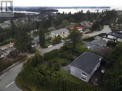 Located in the prestigious British Properties, this home is a perfect investment for your family! Fe...