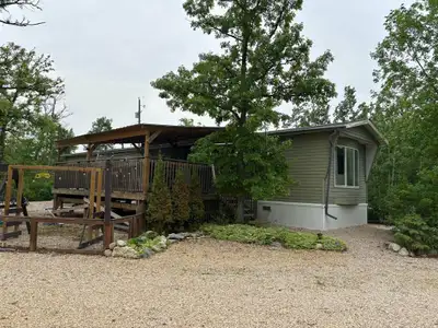 R19//Lake Manitoba Narrows/Check out this little hidden piece of Paradise. Wonderfully Maintained 3...