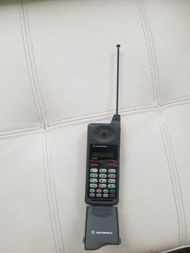 MOTOROLA MICROTAC DPC 650E - BRICK CELL PHONE MOBILE TELEPHONEM in Cell Phones in City of Toronto - Image 9