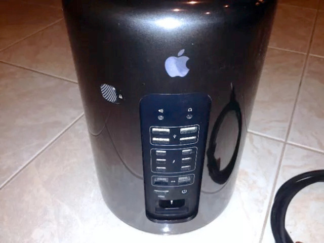 Mac Pro 2013 2.7GHz 12-Core/ 64GB RAM/ 512GB SSD/ 2xAMD D300 2GB in Desktop Computers in City of Toronto - Image 2