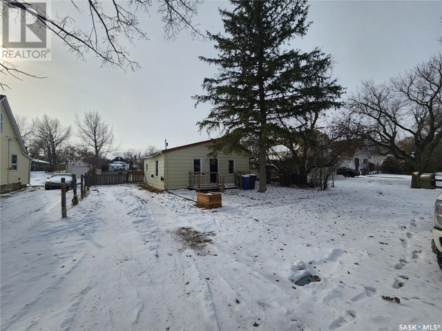 73 3rd AVENUE E Central Butte, Saskatchewan in Houses for Sale in Moose Jaw - Image 3