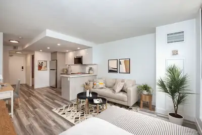 2 Bedrooms Apartment for Rent - 1101 Bay Street