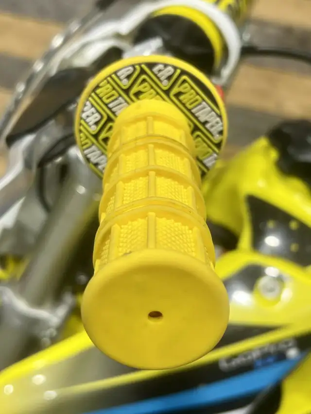 2021 Suzuki RM 85 + 14''&17'' WHEELS + 2 STROKES + YOUTH-KIDS MX in Dirt Bikes & Motocross in Ottawa - Image 10