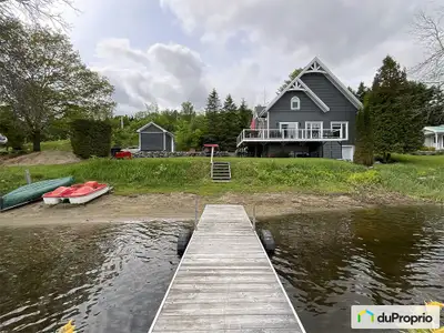 Offrez-vous un véritable havre de paix avec cette superbe maison nichée en bordure du lac Grosleau,...