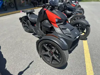 Pre-Owned, Excellent condition, Windsheild, Bagage Rack, Certified, 9,585 kms Endless possibilities...