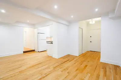 MAGNIFIQUE 4 1/2 À LOUER À OUTREMONT Le 1000 PRATT est un immeuble prestigieux situé dans un secteur...