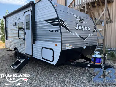 Ready to explore the RV lifestyle? The Jay Flight SLX Travel Trailer offers everything you need in a...