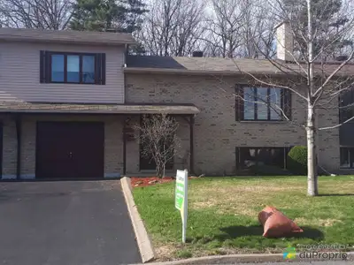 Superbe maison en rangée et à palier multiple avec garage, piscine et cabanon, avantageusement local...