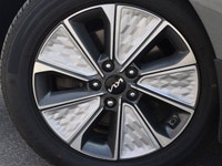 Experience urban versatility redefined with the distinctive Gray 2022 KIA SOUL EV. Perfectly sized f... (image 8)