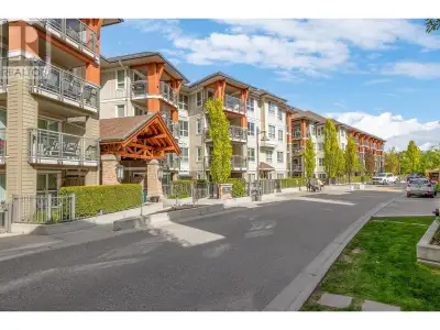 Discover a truly inviting lifestyle with this excellent unit in the Osprey 1 Building at Waterscapes...