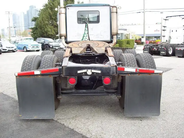 2000 Western Star 4964 FX Daycab in Heavy Trucks in Burnaby/New Westminster - Image 7