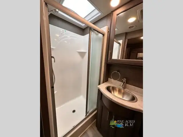 2022 Thor Motor Coach Challenger 35MQ only 6,310 Miles in RVs & Motorhomes in Moncton - Image 42